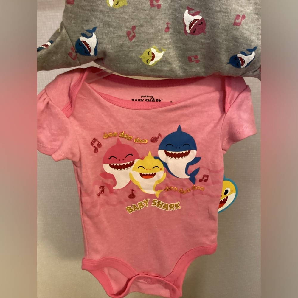New Baby Shark Onesie Girls 6 to 9 Months 2 Pieces Pink Grey Bodysuit - Picture 4 of 12